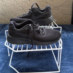 Nike Tanjun Kids Black Sneakers Size 1 Youth Shoes